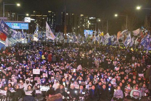 epa12566962 South Korean people participate in a demonstration to mark the first anniversary of the 03 December martial law crisis outside the National Assembly in Seoul, South Korea, 03 December 2025.  EPA/JEON HEON-KYUN