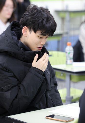epa12570969 A senior reacts after looking at a sheet showing his score on the state-administrated scholastic aptitude test at Gwangnam High School in Seoul, South Korea, 05 December 2025. A high score on the test, administered last month, boosts a student's chances of entering their university of choice.  EPA/YONHAP / POOL SOUTH KOREA OUT