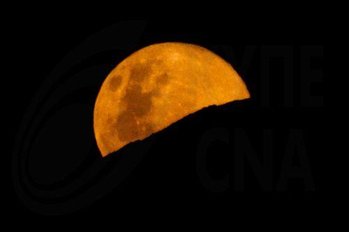 epaselect epa12570971 The full moon rises behind Cerro San Cristobal in Santiago, Chile, 04 December 2025. This is the last supermoon of the year, when the Moon, due to its proximity to Earth, appears up to 15 percent larger and brighter than usual.  EPA/AILEN DIAZ