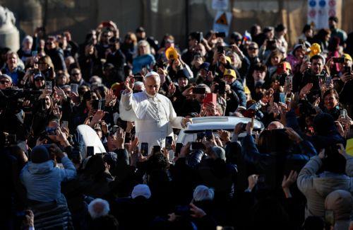 epa12573770 Pope Leo XIV (C) waves as arrives to lead the Jubilee Audience in St. Peter's Square, Vatican City, 06 December 2025, as part of the Jubilee Year of Hope.  EPA/GIUSEPPE LAMI