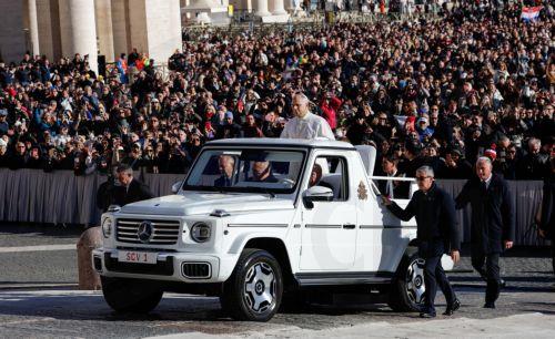 epa12573771 Pope Leo XIV (C) arrives to lead the Jubilee Audience in St. Peter's Square, Vatican City, 06 December 2025, as part of the Jubilee Year of Hope.  EPA/GIUSEPPE LAMI