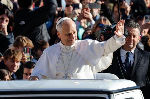epa12573772 Pope Leo XIV waves to the faithful as he arrives to lead the Jubilee Audience in St. Peter's Square, Vatican City, 06 December 2025, as part of the Jubilee Year of Hope.  EPA/GIUSEPPE LAMI