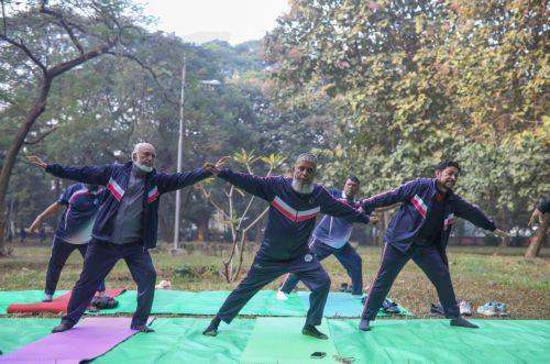epa12576210 People exercise during the early winter morning at Ramna Park in Dhaka, Bangladesh, 07 December 2025. Ramna Park is a large recreation area situated at the heart of the central Dhaka.  EPA/MONIRUL ALAM