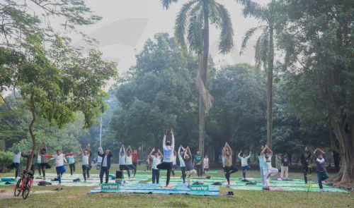 epa12576215 People exercise during the early winter morning at Ramna Park in Dhaka, Bangladesh, 07 December 2025. Ramna Park is a large recreation area situated at the heart of the central Dhaka.  EPA/MONIRUL ALAM