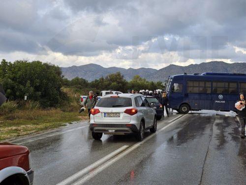 Κλούβες της αστυνομίας κλείνουν τον δρόμο προς το αεροδρόμιο ”Ιωάννης Δασκαλογιάννης” κατά τη διάρκεια των αγροτικών κινητοποιήσεων στα Χανιά,  Κρήτη, Δευτέρα 8 Δεκεμβρίου 2025. Σε κλοιό κινητοποιήσεων βρίσκεται η Κρήτη από σήμερα καθώς οι αγροτοκτηνοτρόφοι του νησιού βγαίνουν ξανά στους δρόμους με σχεδιασμό για αποκλεισμούς αεροδρομίων, λιμανιών κι άλλων...