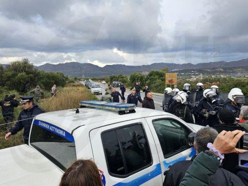 Αστυνομικοί κλείνουν τον δρόμο προς το αεροδρόμιο ”Ιωάννης Δασκαλογιάννης” κατά τη διάρκεια των αγροτικών κινητοποιήσεων στα Χανιά,  Κρήτη, Δευτέρα 8 Δεκεμβρίου 2025. Σε κλοιό κινητοποιήσεων βρίσκεται η Κρήτη από σήμερα καθώς οι αγροτοκτηνοτρόφοι του νησιού βγαίνουν ξανά στους δρόμους με σχεδιασμό για αποκλεισμούς αεροδρομίων, λιμανιών κι άλλων κομβικών...