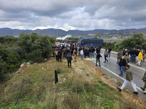 Κλούβες της αστυνομίας κλείνουν τον δρόμο προς το αεροδρόμιο ”Ιωάννης Δασκαλογιάννης” κατά τη διάρκεια των αγροτικών κινητοποιήσεων στα Χανιά,  Κρήτη, Δευτέρα 8 Δεκεμβρίου 2025. Σε κλοιό κινητοποιήσεων βρίσκεται η Κρήτη από σήμερα καθώς οι αγροτοκτηνοτρόφοι του νησιού βγαίνουν ξανά στους δρόμους με σχεδιασμό για αποκλεισμούς αεροδρομίων, λιμανιών κι άλλων...