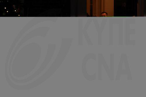 epa12578882 Ukraine's President Volodymyr Zelensky (R) and Britain's Prime Minister Keir Starmer (L) embrace outside 10 Downing Street after a meeting in London, Britain, 08 December 2025.  EPA/ADRIAN DENNIS / POOL  MAXPPP OUT