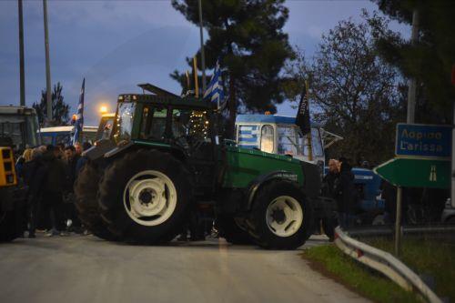 Αγρότες με τα τρακτέρ τους πραγματοποιούν μπλόκο σε παράδρομο της εθνικής οδού, στην περιοχή της Νίκαιας, κατά τη διάρκεια των αγροτικών κινητοποιήσεων στη Λάρισα, Δευτέρα 8 Δεκεμβρίου 2025. Οι αγρότες στο μπλόκο της Νίκαιας, έκλεισαν συμβολικά τους παράδρομους γύρω από το μπλόκο, για δύο ώρες, υλοποιώντας την απόφαση που πήραν στη χθεσινή σύσκεψη για τις...