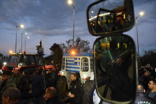 Αγρότες με τα τρακτέρ τους πραγματοποιούν μπλόκο σε παράδρομο της εθνικής οδού, στην περιοχή της Νίκαιας, κατά τη διάρκεια των αγροτικών κινητοποιήσεων στη Λάρισα, Δευτέρα 8 Δεκεμβρίου 2025. Οι αγρότες στο μπλόκο της Νίκαιας, έκλεισαν συμβολικά τους παράδρομους γύρω από το μπλόκο, για δύο ώρες, υλοποιώντας την απόφαση που πήραν στη χθεσινή σύσκεψη για τις...