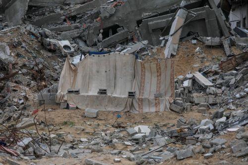 epa12578944 The shelter of an internally displaced Palestinian family set up among the ruins of destroyed buildings in the Al Sheikh Radwan neighborhood of Gaza City, Gaza Strip, 08 December 2025, amid a ceasefire between Israel and Hamas. Around 1.9 million people in Gaza, nearly 90 percent of the population, have been displaced since the Israel-Hamas...