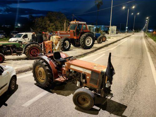 Αγρότες με τα τρακτέρ τους πραγματοποιούν μπλόκο στο κόμβο Μαλαχιά στο Κουτσοπόδι, στη διασταύρωση της παλιάς και νέας εθνικής οδού Άργους - Κορίνθου, κατά τη διάρκεια των αγροτικών κινητοποιήσεων στην Αργολίδα, Δευτέρα 8 Δεκεμβρίου 2025. Οι αγρότες έκλεισαν από το πρωί το δρόμο προς την Εθνική και τους παράδρομους γύρω από το μπλόκο, υλοποιώντας την...