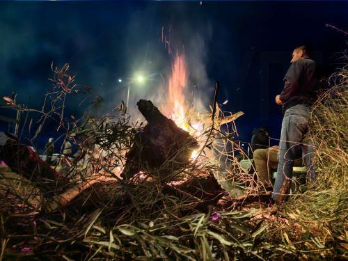 Αγρότες έχουν ανάψει φωτιά να ζεσταθούν, ενώ πραγματοποιούν μπλόκο στο κόμβο Μαλαχιά στο Κουτσοπόδι, στη διασταύρωση της παλιάς και νέας εθνικής οδού Άργους - Κορίνθου, κατά τη διάρκεια των αγροτικών κινητοποιήσεων στην Αργολίδα, Δευτέρα 8 Δεκεμβρίου 2025. Οι αγρότες έκλεισαν από το πρωί το δρόμο προς την Εθνική και τους παράδρομους γύρω από το μπλόκο,...