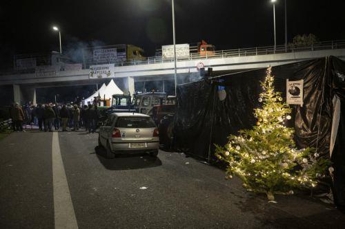 Αγρότες με τα τρακτέρ τους πραγματοποιούν μπλόκο στον κόμβο της Νίκαιας, στο πλαίσιο των αγροτικών κινητοποιήσεων στη Λάρισα, Τρίτη 9 Δεκεμβρίου 2025. Δυναμικά συνεχίζουν και σήμερα, Τρίτη, οι αγρότες στο μπλόκο της Νίκαιας, παραμένοντας σε ετοιμότητα και διατηρώντας υψηλό τον παλμό των κινητοποιήσεων. Εκατοντάδες τρακτέρ βρίσκονται παρατεταγμένα στο...