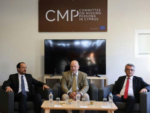 Ο Πρόεδρος της Δημοκρατίας Νίκος Χριστοδουλίδης και ο Τουρκοκύπριος ηγέτης Τουφάν Έρχιουρμαν επισκέφθηκαν σήμερα μαζί, την Διερευνητική Επιτροπή Αγνοουμένων, Λευκωσία 11 Δεκεμβρίου 2025. ΚΥΠΕ/ΚΑΤΙΑ ΧΡΙΣΤΟΔΟΥΛΟΥ 