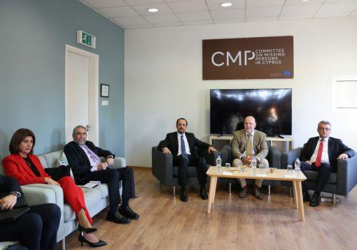 Ο Πρόεδρος της Δημοκρατίας Νίκος Χριστοδουλίδης και ο Τουρκοκύπριος ηγέτης Τουφάν Έρχιουρμαν επισκέφθηκαν σήμερα μαζί, την Διερευνητική Επιτροπή Αγνοουμένων, Λευκωσία 11 Δεκεμβρίου 2025. ΚΥΠΕ/ΚΑΤΙΑ ΧΡΙΣΤΟΔΟΥΛΟΥ 