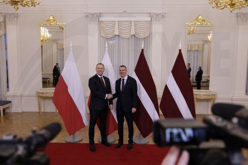 epa12584967 Latvian President Edgars Rinkevics (R) and Polish President Karol Nawrocki shake hands during their meeting in Riga, Latvia, 11 December 2025.  EPA/TOMS KALNINS
