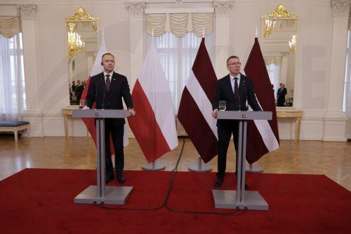 epa12584972 Latvian President Edgars Rinkevics (R) and Polish President Karol Nawrocki attend a joint press conference after their meeting in Riga, Latvia, 11 December 2025.  EPA/TOMS KALNINS