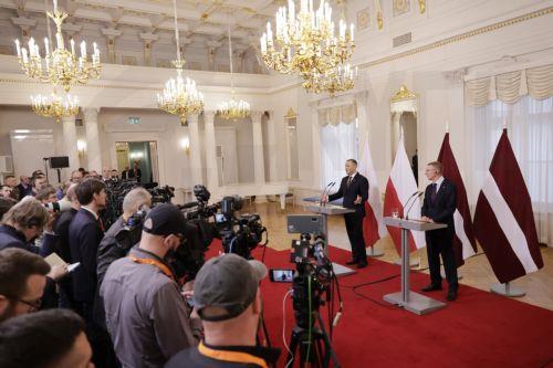 epa12584975 Latvian President Edgars Rinkevics (R) and Polish President Karol Nawrocki attend a joint press conference after their meeting in Riga, Latvia, 11 December 2025.  EPA/TOMS KALNINS
