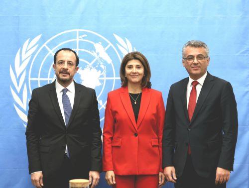 Ο Πρόεδρος της Δημοκρατίας Νίκος Χριστοδουλίδης και ο Τουρκοκύπριος ηγέτης Τουφάν Έρχιουρμαν είχαν σήμερα κοινή συνάντηση με την Προσωπική Απεσταλμένη του ΓΓ Μαρία Άνχελα Ολγικίν Κουέγιαρ στις εγκαταστάσεις των Καλών Υπηρεσιών του ΟΗΕ στην υπό την προστασία των ΗΕ περιοχή του παλιού αεροδρομίου Λευκωσίας, Πέμπτη 11 Δεκεμβρίου 2025. ΚΥΠΕ/ΚΑΤΙΑ ΧΡΙΣΤΟΔΟΥΛΟΥ 