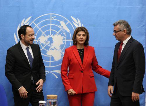 Ο Πρόεδρος της Δημοκρατίας Νίκος Χριστοδουλίδης και ο Τουρκοκύπριος ηγέτης Τουφάν Έρχιουρμαν είχαν σήμερα κοινή συνάντηση με την Προσωπική Απεσταλμένη του ΓΓ Μαρία Άνχελα Ολγικίν Κουέγιαρ στις εγκαταστάσεις των Καλών Υπηρεσιών του ΟΗΕ στην υπό την προστασία των ΗΕ περιοχή του παλιού αεροδρομίου Λευκωσίας, Πέμπτη 11 Δεκεμβρίου 2025. ΚΥΠΕ/ΚΑΤΙΑ ΧΡΙΣΤΟΔΟΥΛΟΥ 