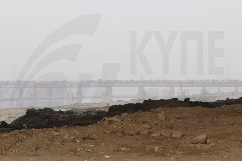 epa12587638 Smog covers the city of Lahore, Pakistan, 12 December 2025. Punjab’s air quality worsened sharply as Lahore topped global pollution rankings, with dense smog spreading across the province. Authorities issued alerts, intensified inspections, and deployed drones, while health advisories urged residents to limit outdoor activity amid persistent...