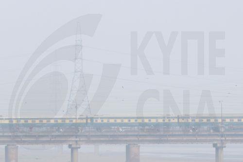 epa12587643 A train travels amid heavy smog in Lahore, Pakistan, 12 December 2025. Punjab’s air quality worsened sharply as Lahore topped global pollution rankings, with dense smog spreading across the province. Authorities issued alerts, intensified inspections, and deployed drones, while health advisories urged residents to limit outdoor activity amid...