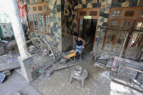 epa12587682 Landslide victims remove mud and debris from their damaged house after landslides in Badulla, Sri Lanka, 12 December 2025. Many parts of the island had been inundated, and there had been many landslides due to Cyclone Ditwah. According to the Sri Lanka Disaster Management Center, More than 630 people have been killed, and 193 are missing around...