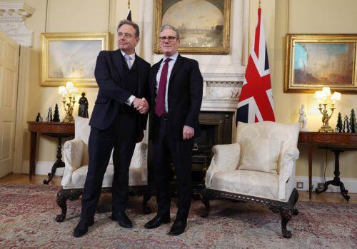 epa12587703 British Prime Minister Sir Keir Starmer (R) welcomes Belgium Prime Minnister Bart De Wever (L) to 10 Downing Street in London, Britain, 12 December 2025.  EPA/ANDY RAIN / POOL