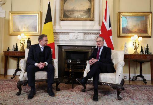 epa12587706 British Prime Minister Sir Keir Starmer (R) welcomes Belgium Prime Minnister Bart De Wever (L) to 10 Downing Street in London, Britain, 12 December 2025.  EPA/ANDY RAIN / POOL