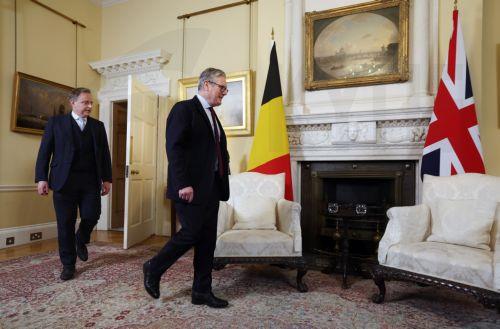 epa12587707 British Prime Minister Sir Keir Starmer (R) welcomes Belgium Prime Minnister Bart De Wever (L) to 10 Downing Street in London, Britain, 12 December 2025.  EPA/ANDY RAIN / POOL