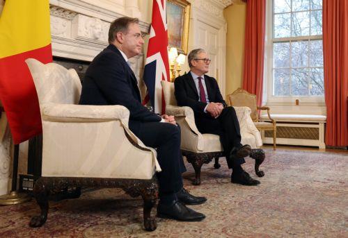 epa12587708 British Prime Minister Sir Keir Starmer (R) welcomes Belgium Prime Minnister Bart De Wever (L) to 10 Downing Street in London, Britain, 12 December 2025.  EPA/ANDY RAIN / POOL