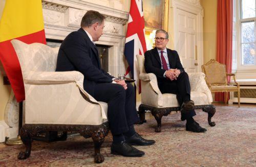 epa12587709 British Prime Minister Sir Keir Starmer (R) welcomes Belgium Prime Minnister Bart De Wever (L) to 10 Downing Street in London, Britain, 12 December 2025.  EPA/ANDY RAIN / POOL