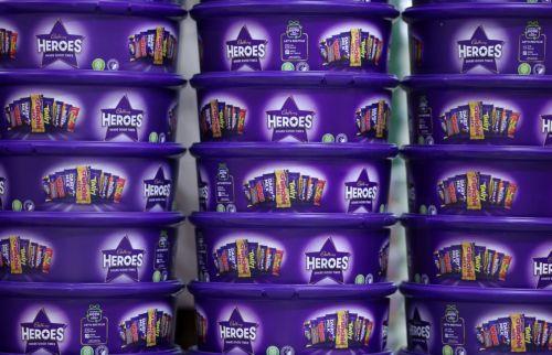 epa12594192 Tinned Christmas chocolates at a store in London, Britain, 15 December 2025. Britain's favorite chocolates are shrinking and becoming more expensive ahead of Christmas as rising cocoa prices continue to put pressure on manufacturers. Global cocoa production has fallen by more than 14 percent this year, while cocoa prices have quadrupled since...