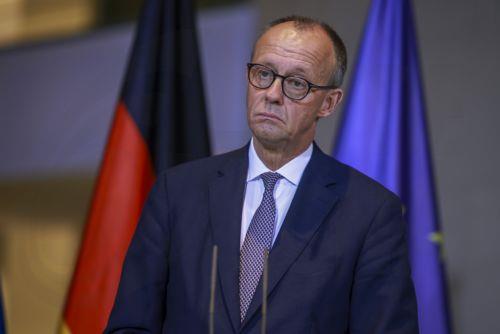 epa12594553 German Chancellor Friedrich Merz attends a press conference with Ukrainian President Volodymyr Zelensky at the Chancellery in Berlin, Germany, 15 December 2025. Berlin hosts US and Ukrainian delegations for talks on a proposed peace plan, including a possible ceasefire in Ukraine.  EPA/CLEMENS BILAN