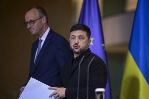 epa12594556 German Chancellor Friedrich Merz (L) and Ukrainian President Volodymyr Zelensky (R) attend a press conference at the Chancellery in Berlin, Germany, 15 December 2025. Berlin hosts US and Ukrainian delegations for talks on a proposed peace plan, including a possible ceasefire in Ukraine.  EPA/CLEMENS BILAN