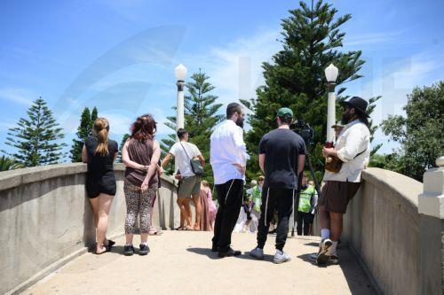 epa12599927 People walk at Bondi Beach as the crime scene reopens to the public in Sydney, Australia, 18 December 2025. Australia is in mourning following an attack on the Jewish community's Hanukkah festival celebrations on 14 December in Bondi Beach, which left at least 16 people dead, including one gunman.  EPA/DAN HIMBRECHTS AUSTRALIA AND NEW ZEALAND OUT