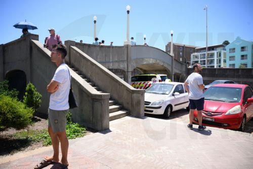 epa12599929 People walk at Bondi Beach as the crime scene reopens to the public in Sydney, Australia, 18 December 2025. Australia is in mourning following an attack on the Jewish community's Hanukkah festival celebrations on 14 December in Bondi Beach, which left at least 16 people dead, including one gunman.  EPA/DAN HIMBRECHTS AUSTRALIA AND NEW ZEALAND OUT