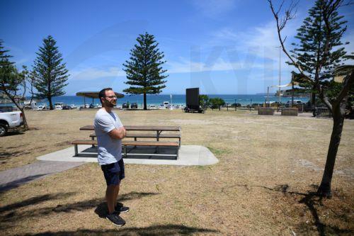 epa12599930 A man walks through Archer Parks as the crime scene reopens to the public at Bondi Beach  in Sydney, Australia, 18 December 2025. Australia is in mourning following an attack on the Jewish community's Hanukkah festival celebrations on 14 December in Bondi Beach, which left at least 16 people dead, including one gunman.  EPA/DAN HIMBRECHTS...