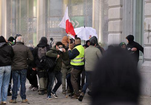 epa12600709 Protesters attend a farmers' protest in Brussels, Belgium, 18 December 2025. Thousands of farmers from across Europe protested in Brussels, bringing tractors near EU institutions to denounce EU agricultural and trade policies, particularly the EU-Mercosur deal, CAP reforms, and rising regulatory and financial pressures, during an EU leaders'...