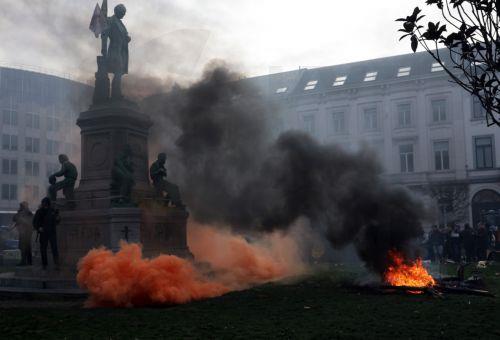epa12600716 Protesters burn flares during a farmers' protest in Brussels, Belgium, 18 December 2025. Thousands of farmers from across Europe protested in Brussels, bringing tractors near EU institutions to denounce EU agricultural and trade policies, particularly the EU-Mercosur deal, CAP reforms, and rising regulatory and financial pressures, during an EU...