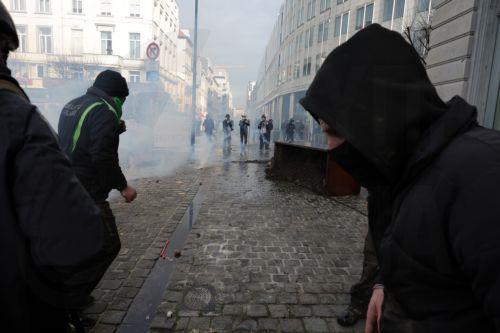 epa12600718 Protesters attend a farmers' protest in Brussels, Belgium, 18 December 2025. Thousands of farmers from across Europe protested in Brussels, bringing tractors near EU institutions to denounce EU agricultural and trade policies, particularly the EU-Mercosur deal, CAP reforms, and rising regulatory and financial pressures, during an EU leaders'...