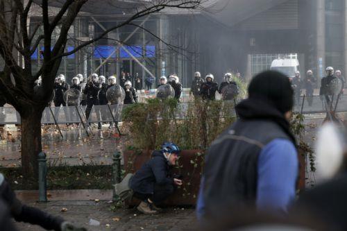 epa12600721 Police stand guard during a farmers' protest in Brussels, Belgium, 18 December 2025. Thousands of farmers from across Europe protested in Brussels, bringing tractors near EU institutions to denounce EU agricultural and trade policies, particularly the EU-Mercosur deal, CAP reforms, and rising regulatory and financial pressures, during an EU...