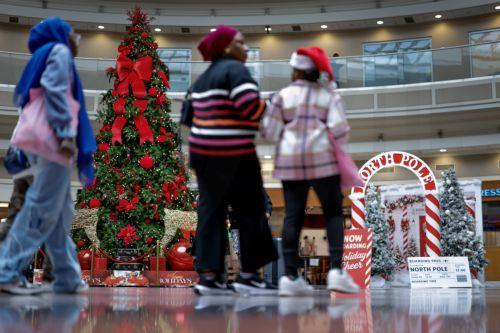epa12609416 Holiday decorations greet air passengers transiting through Hartsfield-Jackson Atlanta International Airport during the busy Christmas holiday travel season in Atlanta, Georgia, USA, 22 December 2025. Weather could cause delays for both air travelers and drivers.  EPA/ERIK S. LESSER