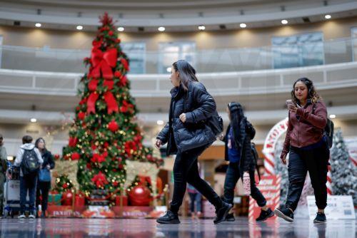 epa12609435 Holiday decorations greet air passengers transiting through Hartsfield-Jackson Atlanta International Airport during the busy Christmas holiday travel season in Atlanta, Georgia, USA, 22 December 2025. Weather could cause delays for both air travelers and drivers.  EPA/ERIK S. LESSER