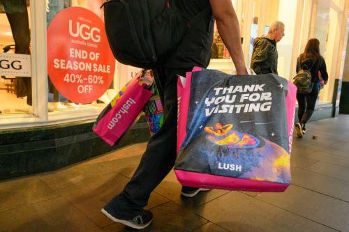 epa12612659 Shoppers carry shopping bags during Boxing Day sales at Pitt Street Mall in Sydney, Australia, 26 December 2025.  EPA/GEORGE CHAN AUSTRALIA AND NEW ZEALAND OUT