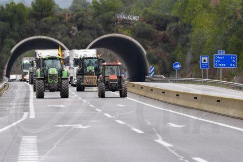 epa12616721 Tractors drive on the C-25 motorway as it passes through Gurb, Barcelona, Spain, 29 December 2025. Agricultural union Unio de Pagesos (UP) organized a protest with tractors to block the connection between Lleida and Girona, in protest against the 'mismanagement of game animals' and to demand better prevention of livestock diseases such as...