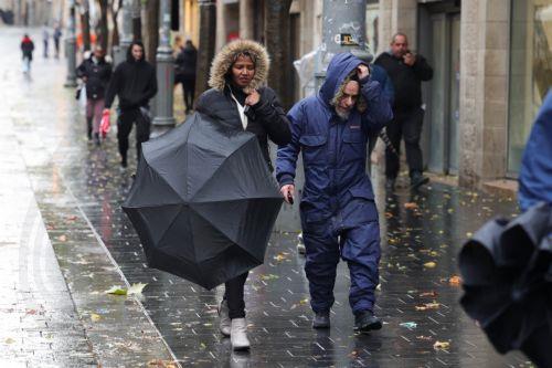 epa12616732 People walk in the rain during a stormy day in downtown Jerusalem, 29 December 2025. According to the Israel Meteorological Service, northern and central Israel, including Jerusalem, will experience occasional showers and isolated thunderstorms today, with strong westerly winds prevailing in most regions.  EPA/ABIR SULTAN