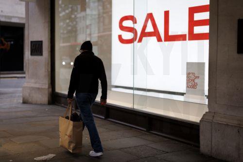 epa12616801 A person walks along Oxford Street with carrier bags as people do their winter sale shopping after Boxing Day sales in London, Britain, 29 December 2025. Early data on the morning of Boxing Day 2025 suggested a decline; however, a later evening surge pushed overall footfall across UK retail destinations, including high streets and retail parks,...