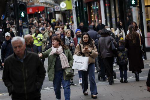 epa12616807 People walk along Oxford Street with carrier bags as they do their winter sale shopping after Boxing Day sales in London, Britain, 29 December 2025. Early data on the morning of Boxing Day 2025 suggested a decline; however, a later evening surge pushed overall footfall across UK retail destinations, including high streets and retail parks, to...